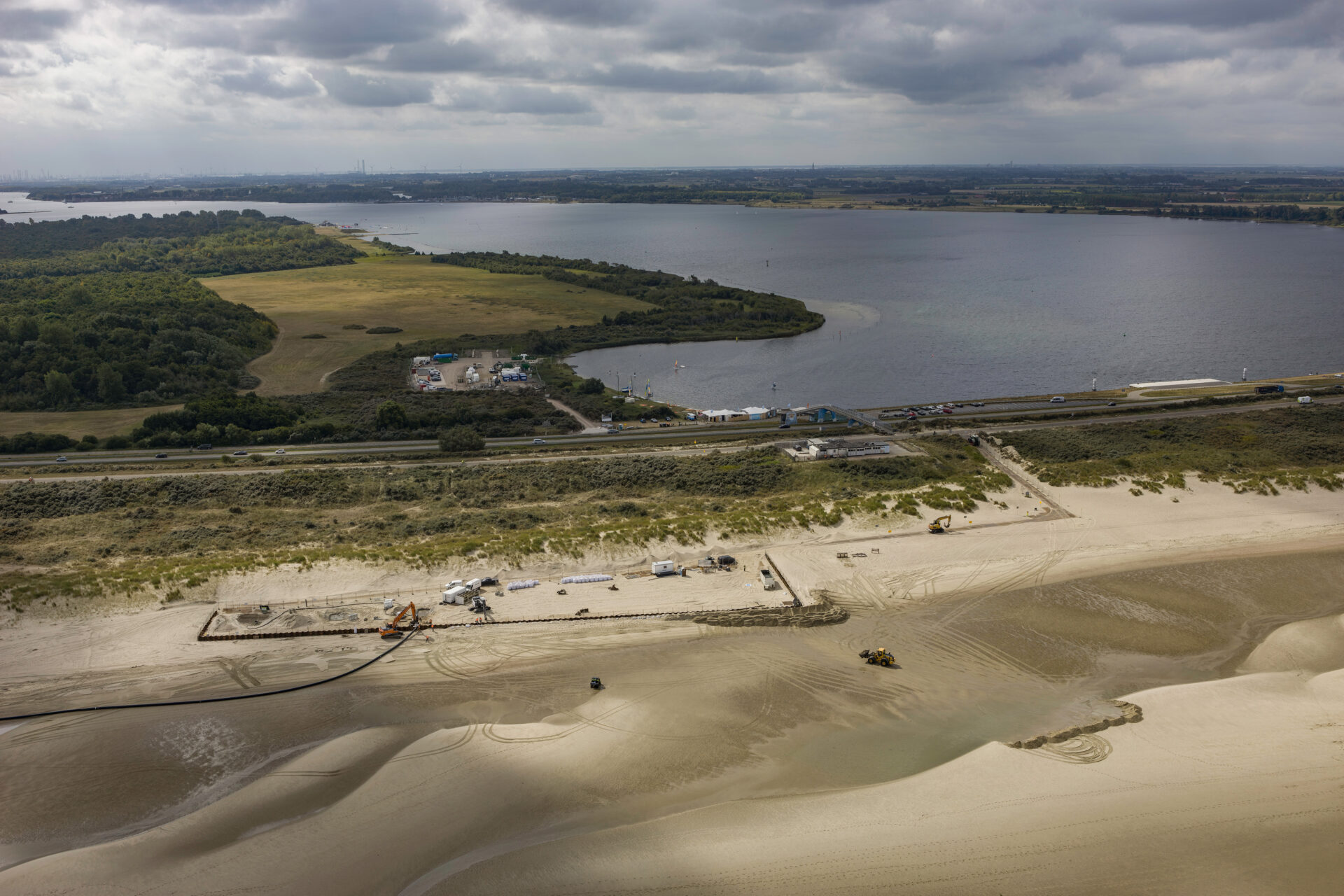 Windstroom stil en veilig aan land onder Veerse Gatdam